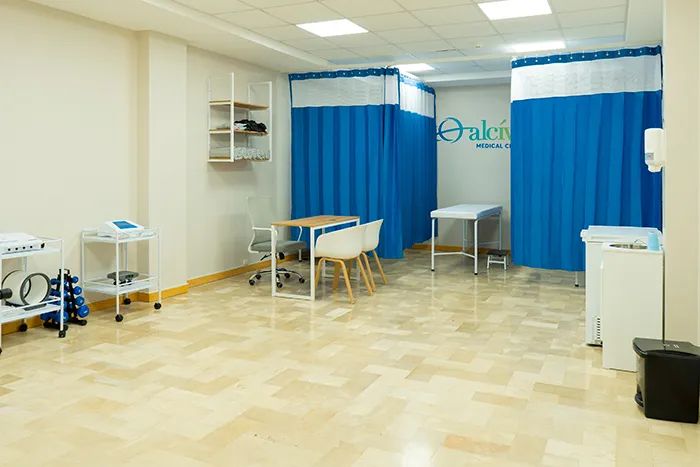Guía definitiva para equipar un consultorio médico en Ecuador (2026): equipos, mobiliario, instrumental y costos